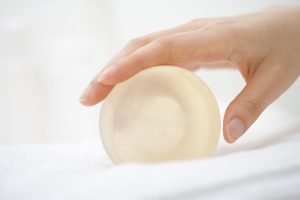 Veja mitos e verdades sobre o uso de sabonetes íntimos