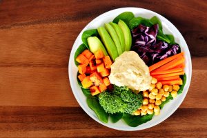 Especialista ensina como consumir alimentos saudáveis fora de casa