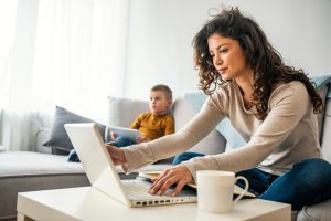 Dor nas costas aumenta no home office durante a pandemia